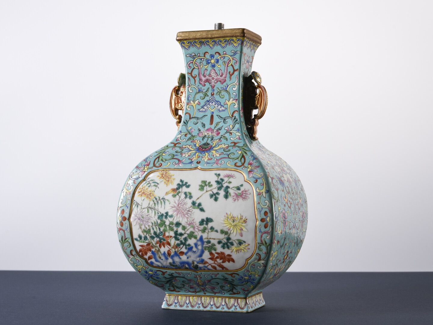 Null CHINE : Exceptionnel vase Impérial en porcelaine de section quadrangulaire &hellip;
