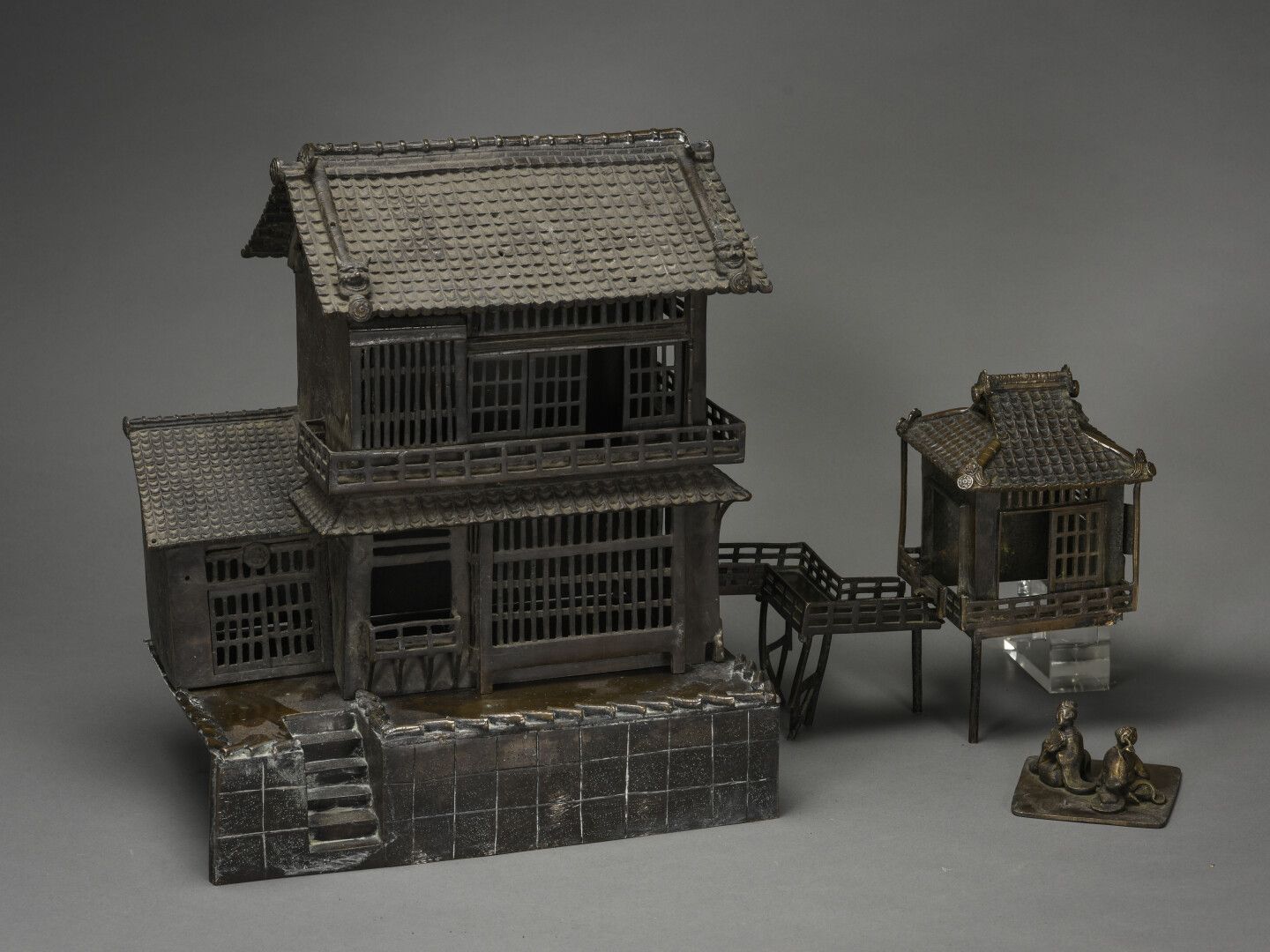Null CHINE importante Miniature de temple avec personnages prenant le thé, en br&hellip;