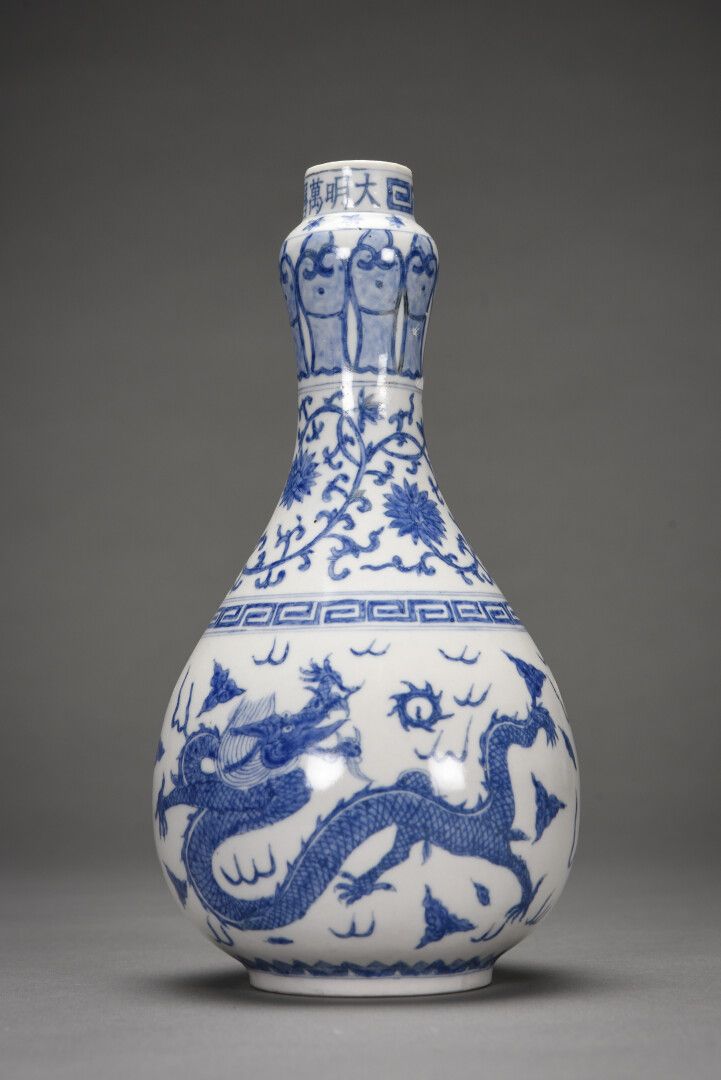 Null CHINE, bouteille en porcelaine décorée en bleu sous couverte de dragons,pen&hellip;