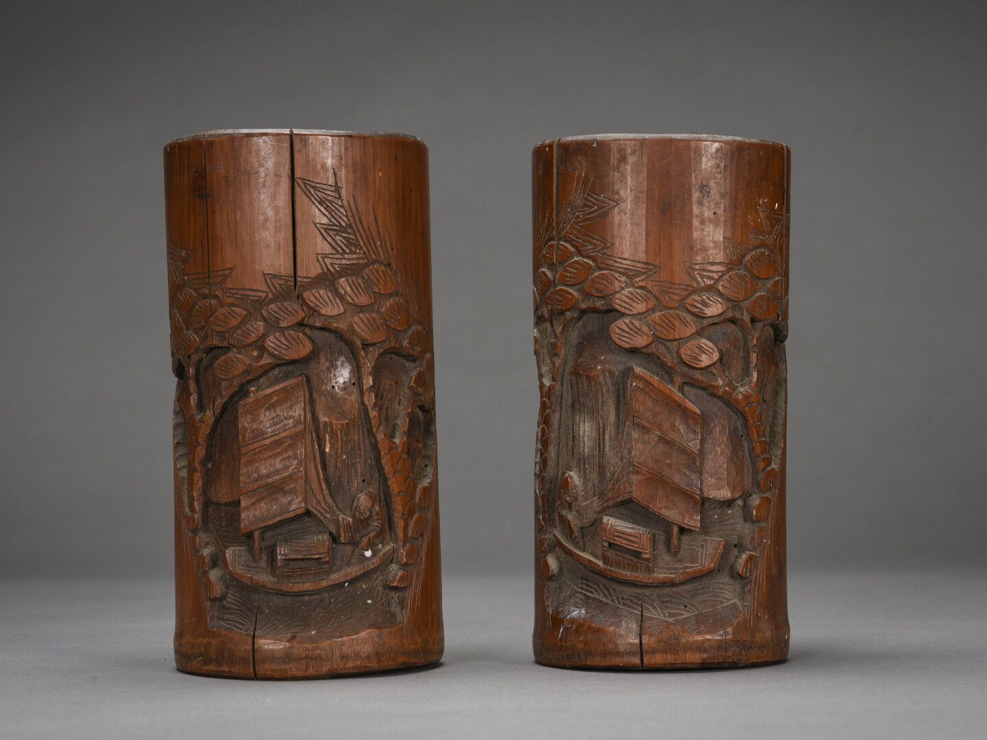 Null CHINE, Deux pots à pinceaux en bambou sculpté

H : 20 - Diam : 10 cm

(fent&hellip;