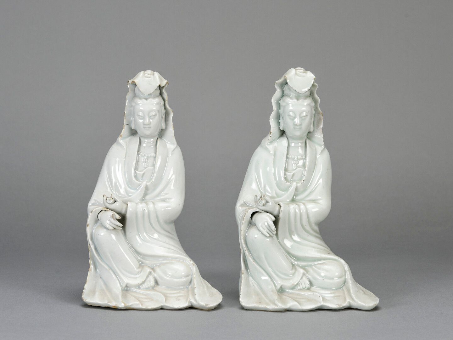 Null CHINE, Paire de figurines représentant la déesse Guanyin en porcelaine blan&hellip;