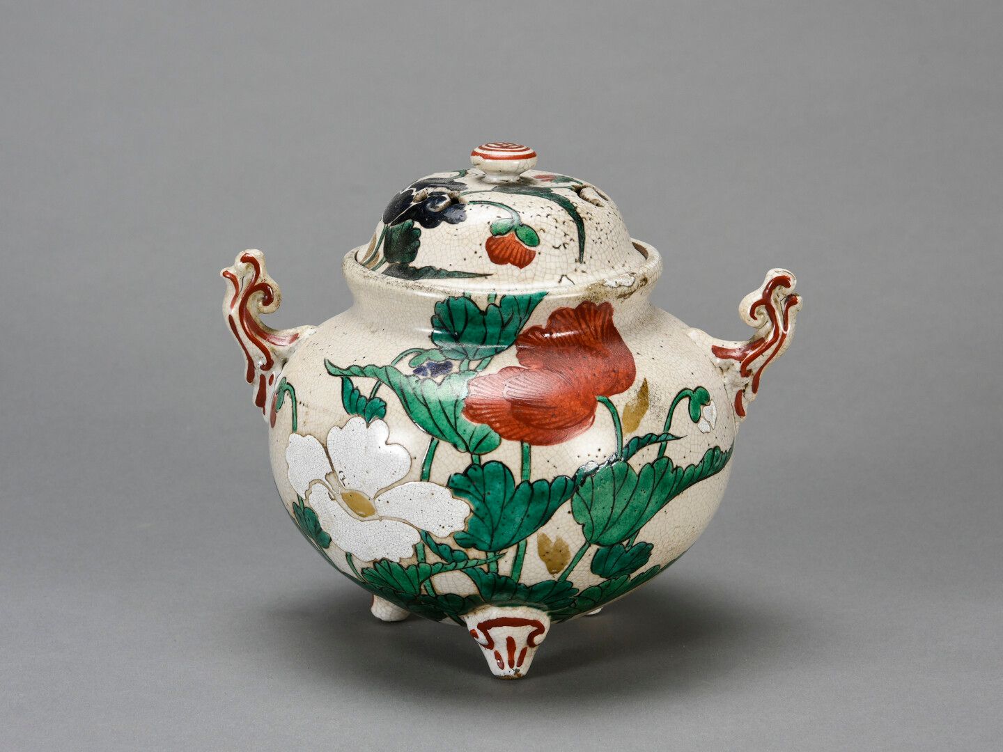 Null JAPON, Kutani, brule parfum en ceramique à décor de large fleur , fond en p&hellip;