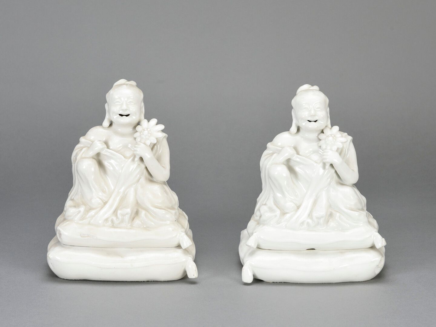 Null Paire de boites couvertes en porcelaine à décor en ronde bosse d'un Boudha &hellip;