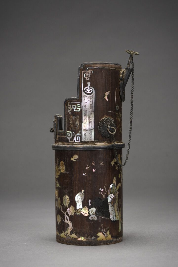 Null VIETNAM Pipe à opium en bois et incrustation de nacre

Vers 1900

H : 21 cm