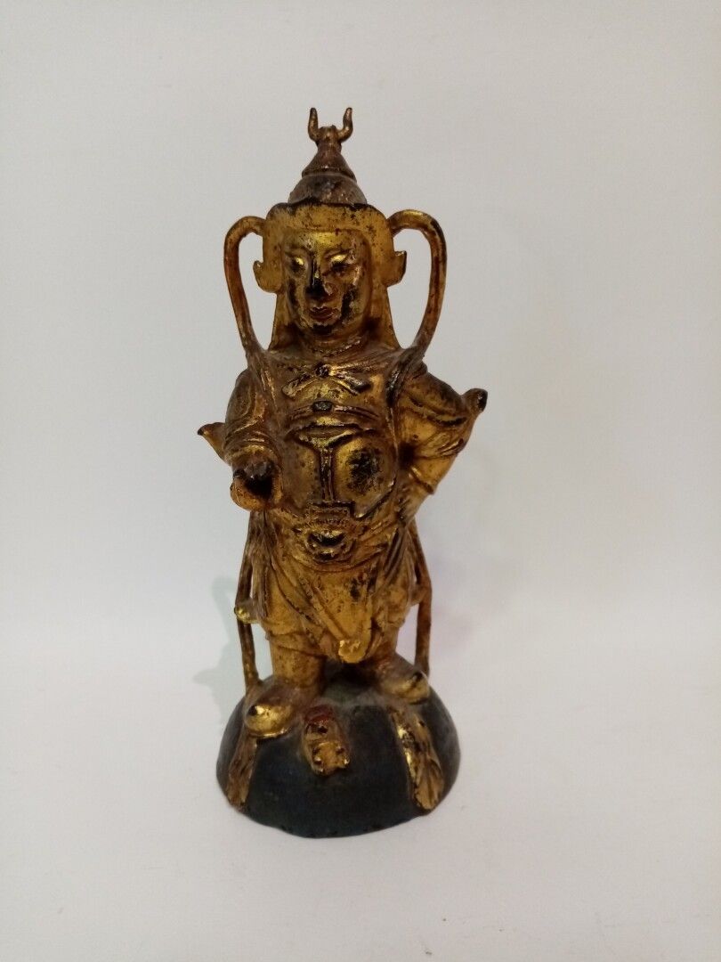 Null CHINE, statuette en bronze doré, à patine noire 

20ème siècle 

H : 23 cm