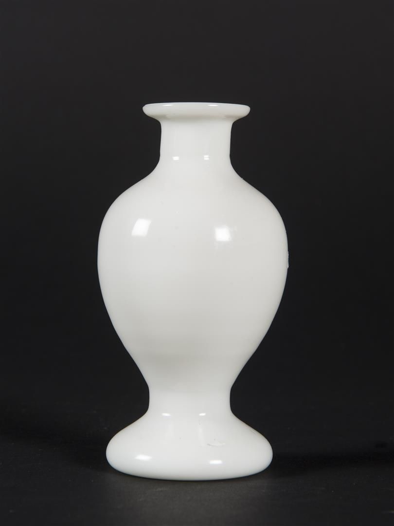 Null CHINE, Pekin, 

Petit vase en verre de couleur blanche signé Guangxu Vianzh&hellip;