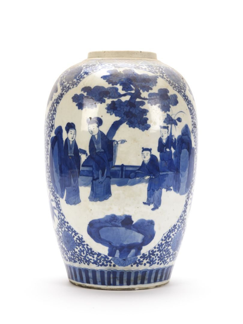 Null CHINE, Vase en porcelaine de forme ovoïde décoré en bleu sous couverte, d'u&hellip;