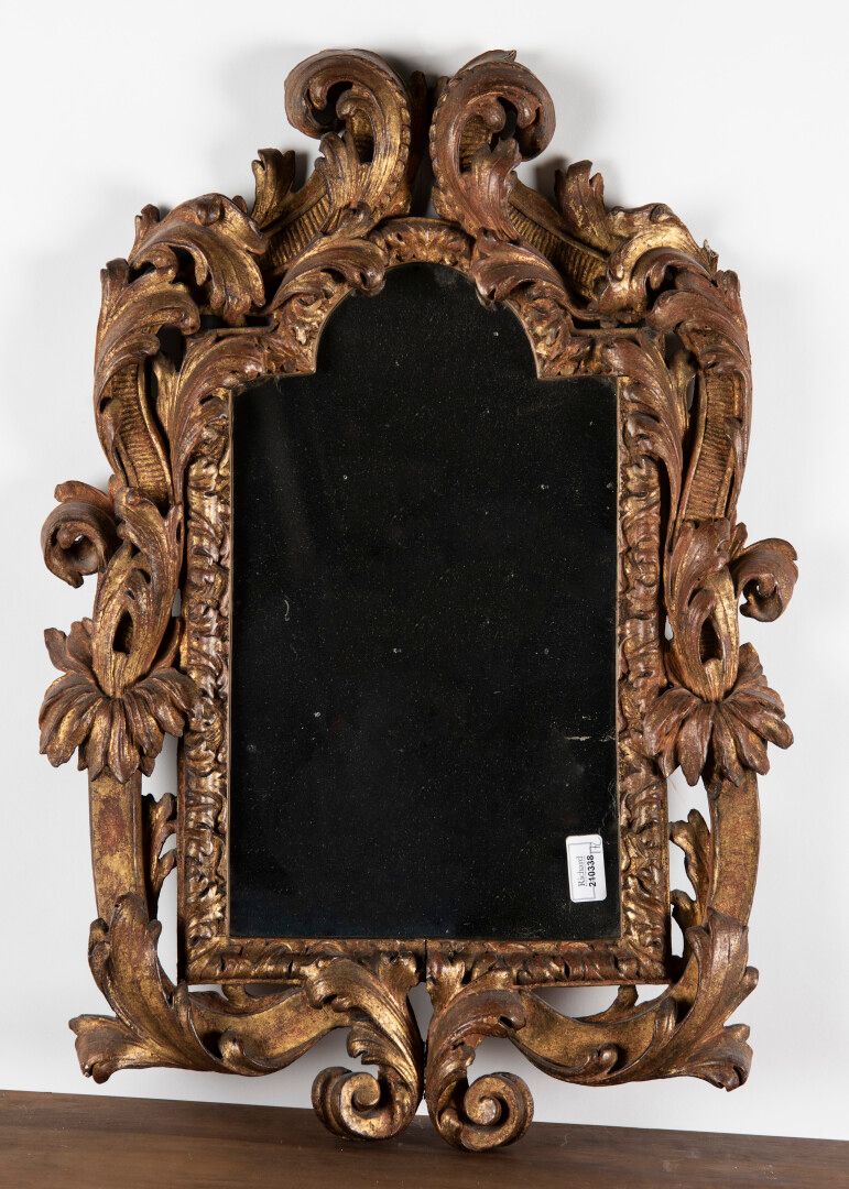 Null Miroir en bois sculpté et doré 

Travail italien 18ème siècle

H : 65- L : &hellip;