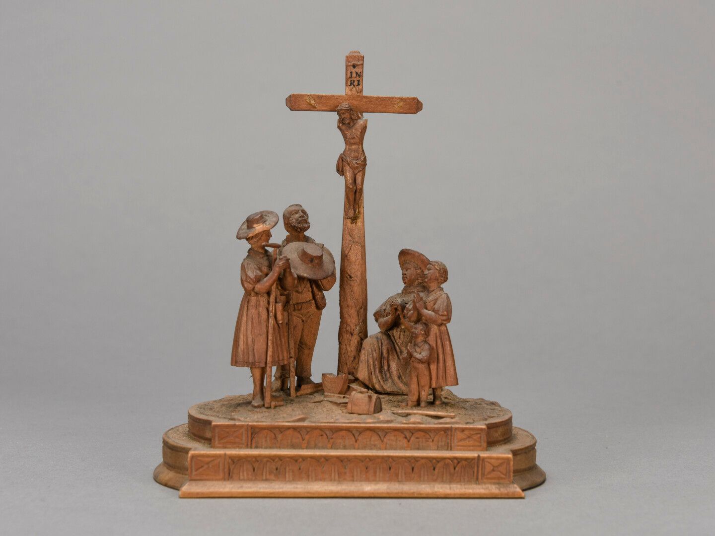 Null Petit sujet en buis sculpté l'Angélus

19 ème siècle

H : 8 cm

(manques)