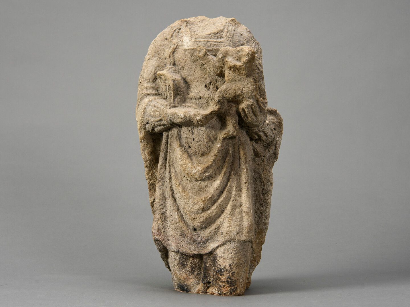 Null Vierge à l'Enfant

Pierre calcaire 

XIV-XVème siècle.

Fragment 

H : 40 -&hellip;