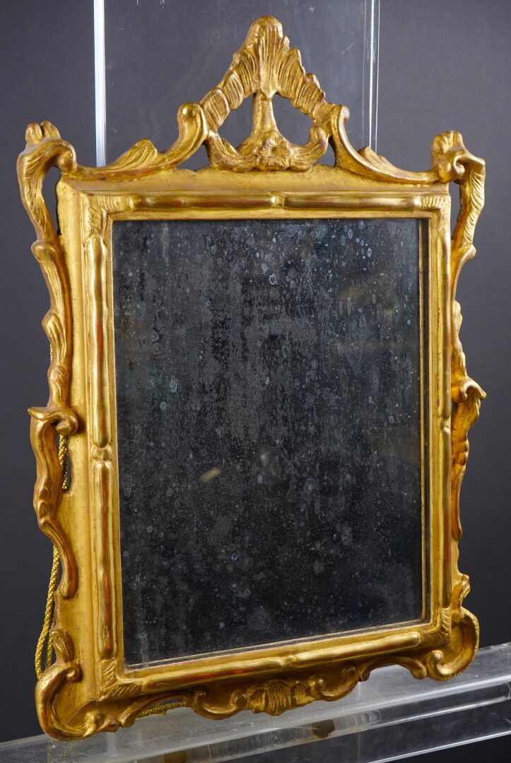 Null Miroir rectangulaire en bois sculpté et doré

18ème siècle 

56 x 41 cm