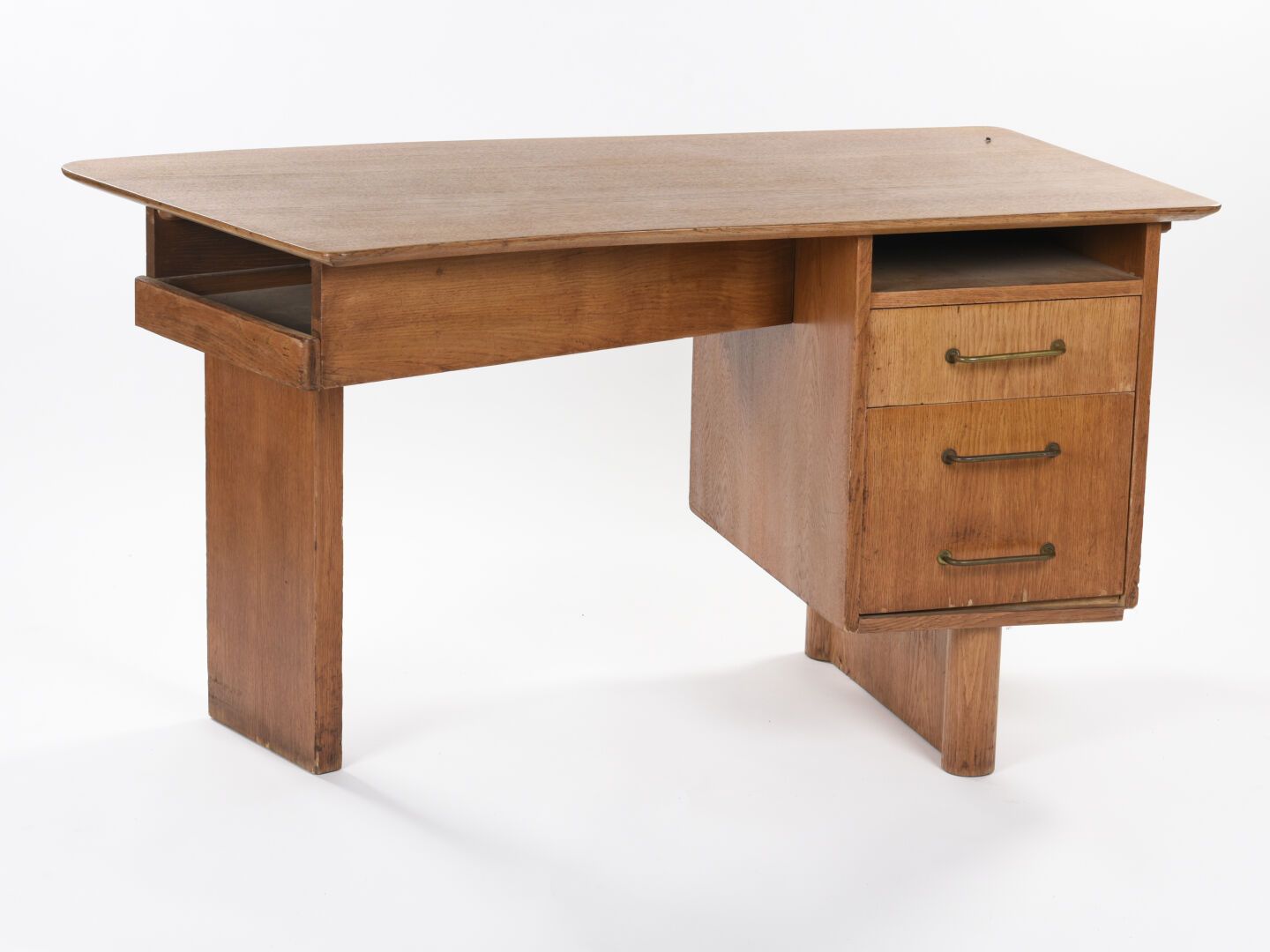 Null 安德烈-雷努（1912-1980）和让-皮埃尔-热尼塞（1911-）。

白蜡木饰面的自由造型书桌，有两个抽屉，侧面有一个开放的壁龛，侧腿以两根圆木结&hellip;
