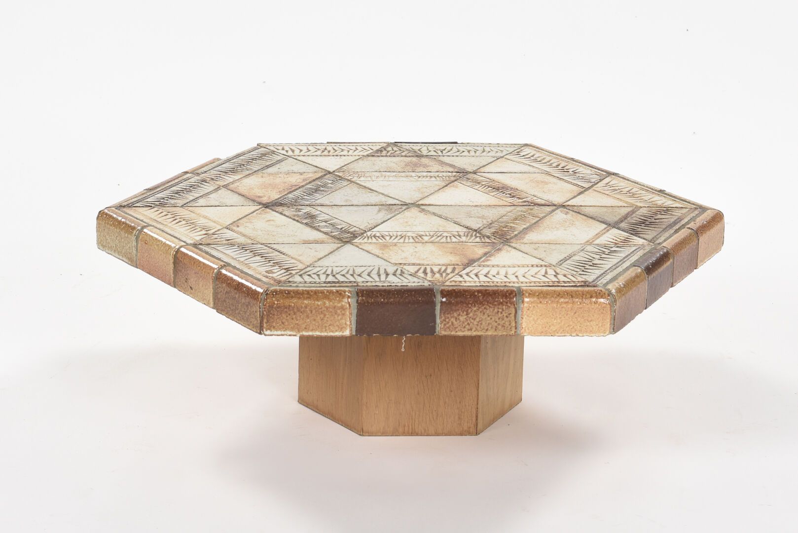 Null Roger CAPRON (1922-2006)

Table de forme hexagonale à structure en bois rec&hellip;