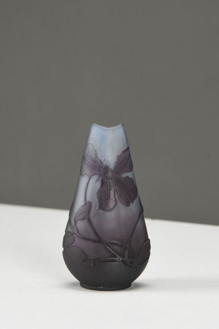 Null Émile GALLÉ (1904-1936) 

Vase miniature de forme conique.Sur un léger piéd&hellip;