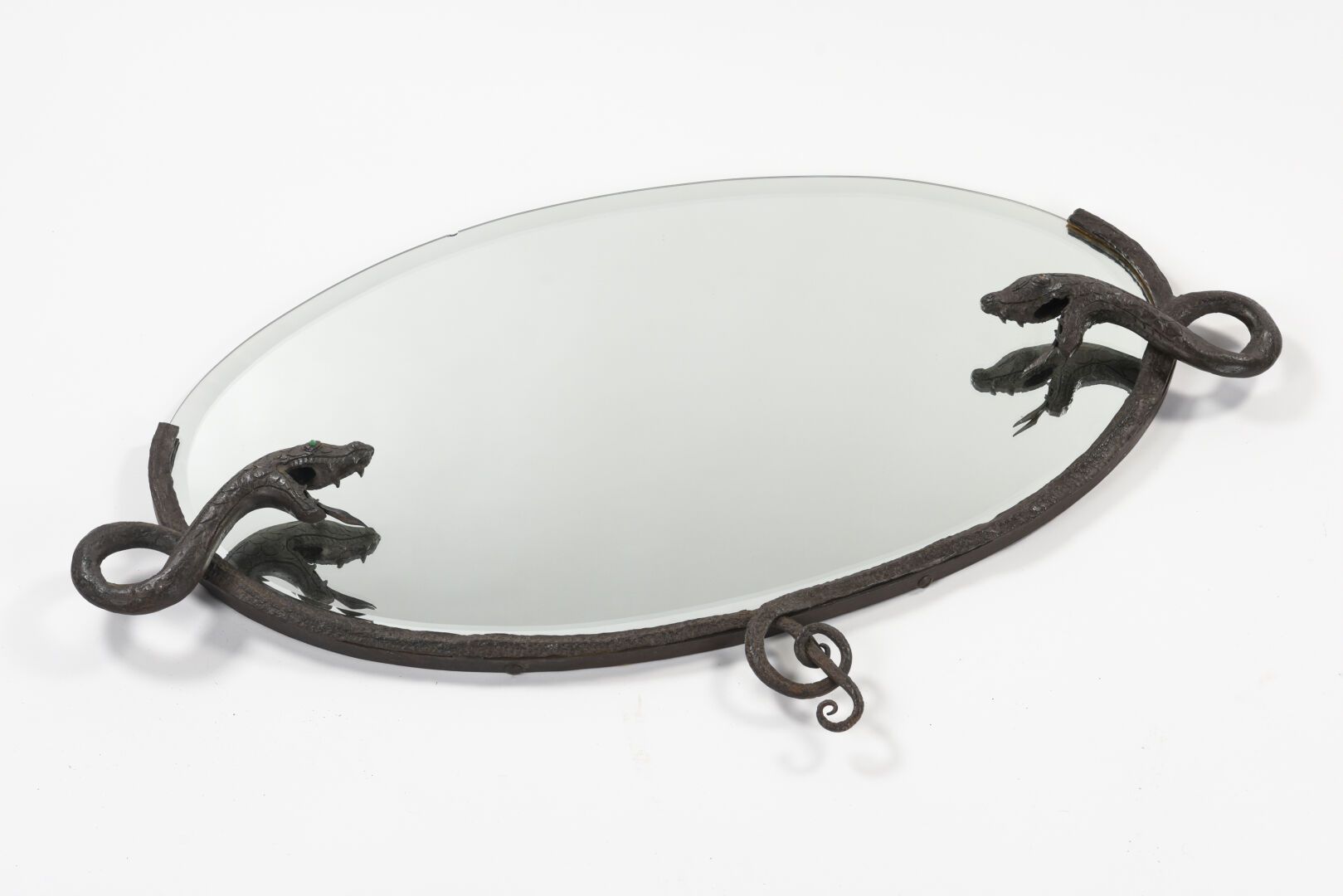 Null TRAVAIL LYONNAIS

Miroir mural de forme ovale à encadrement en fer forgé et&hellip;