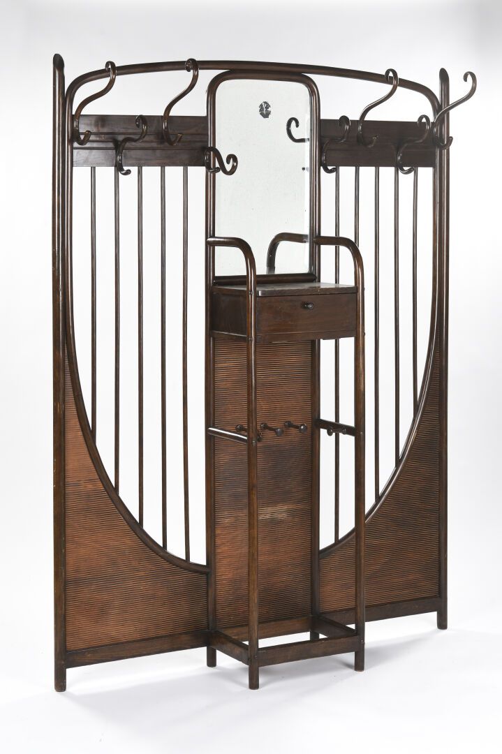 Null 迈克尔-托内 (1796-1871)

N°10806型前厅衣帽架，有8个衣帽钩，一个翻盖门作为口袋支架，支持伞架和头部高度的镜子。



标签 Th&hellip;
