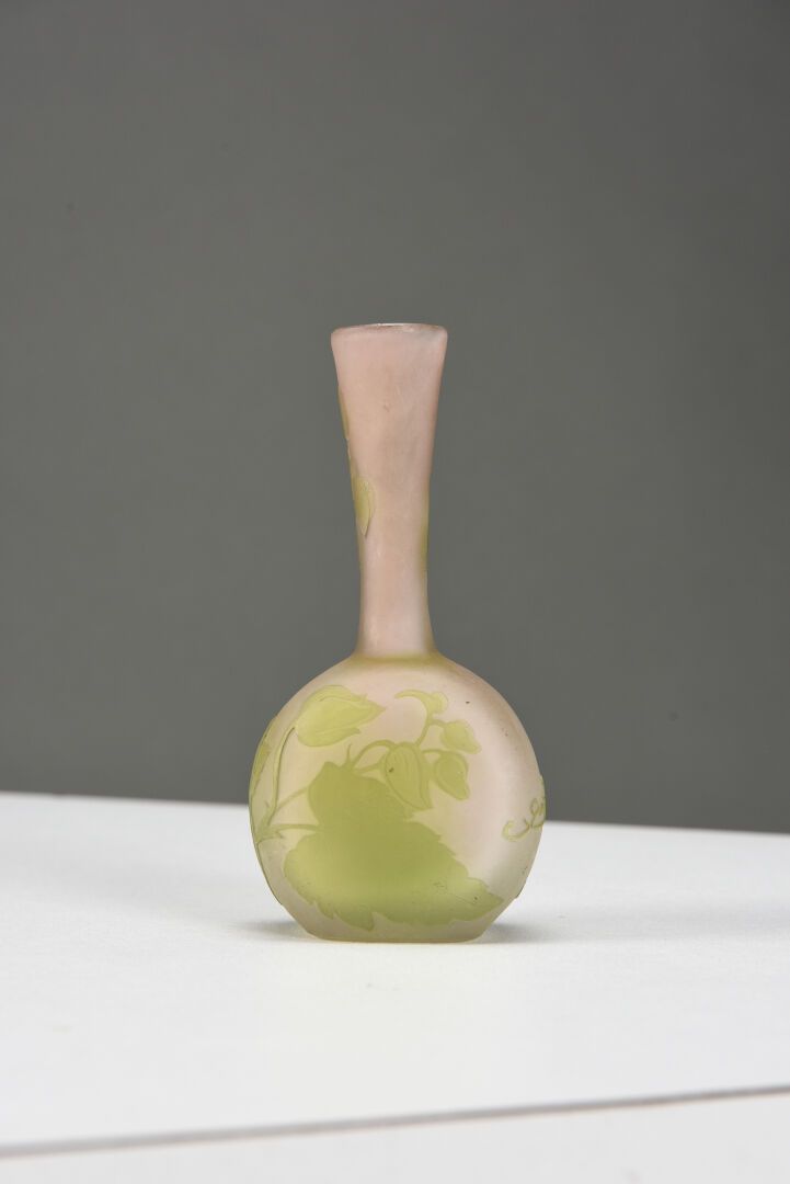 Null Émile GALLÉ (1904-1936) 

Vase miniature à base ronde aplatie à haut col. 
&hellip;