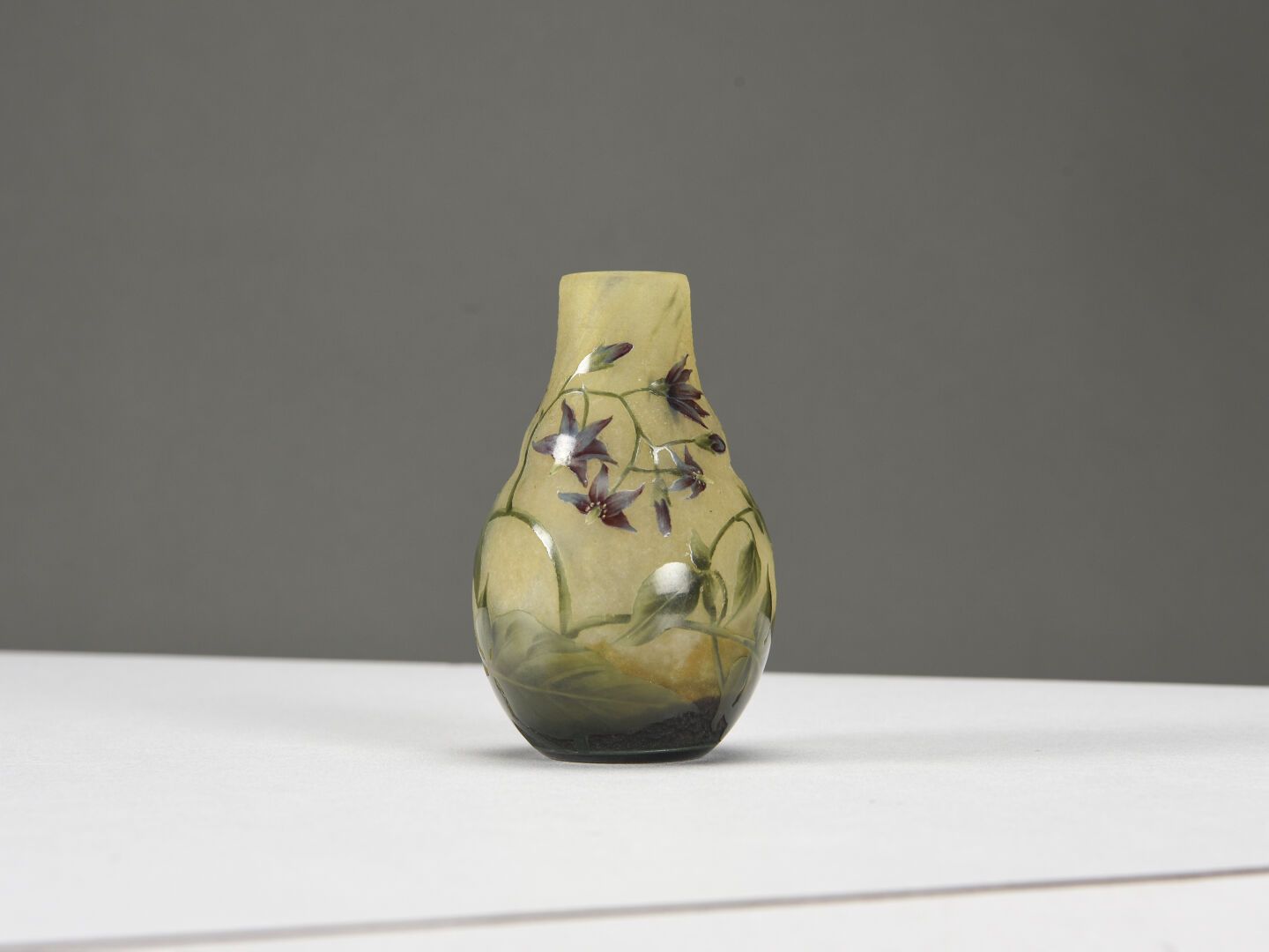 Null DAUM NANCY

Vase miniature à base renflée à col légèrement rétréci. Épreuve&hellip;