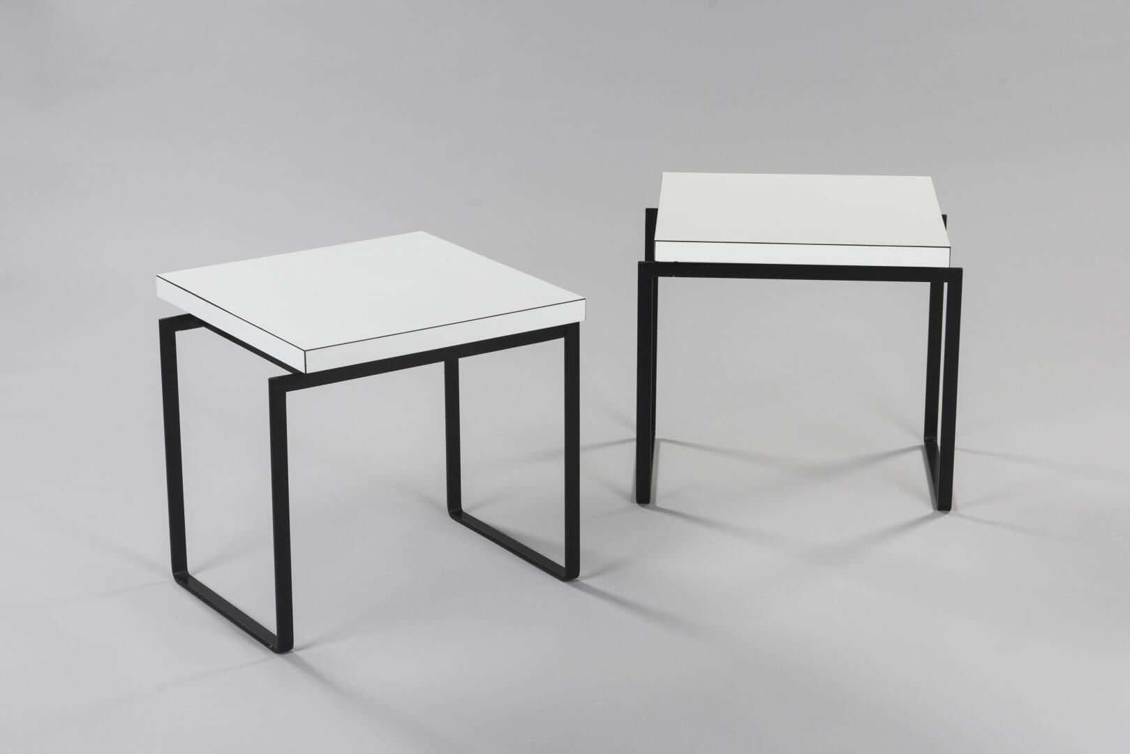 Null Anton BEE

Paire de tables d'appoint à structure en métal laqué noir d'où r&hellip;