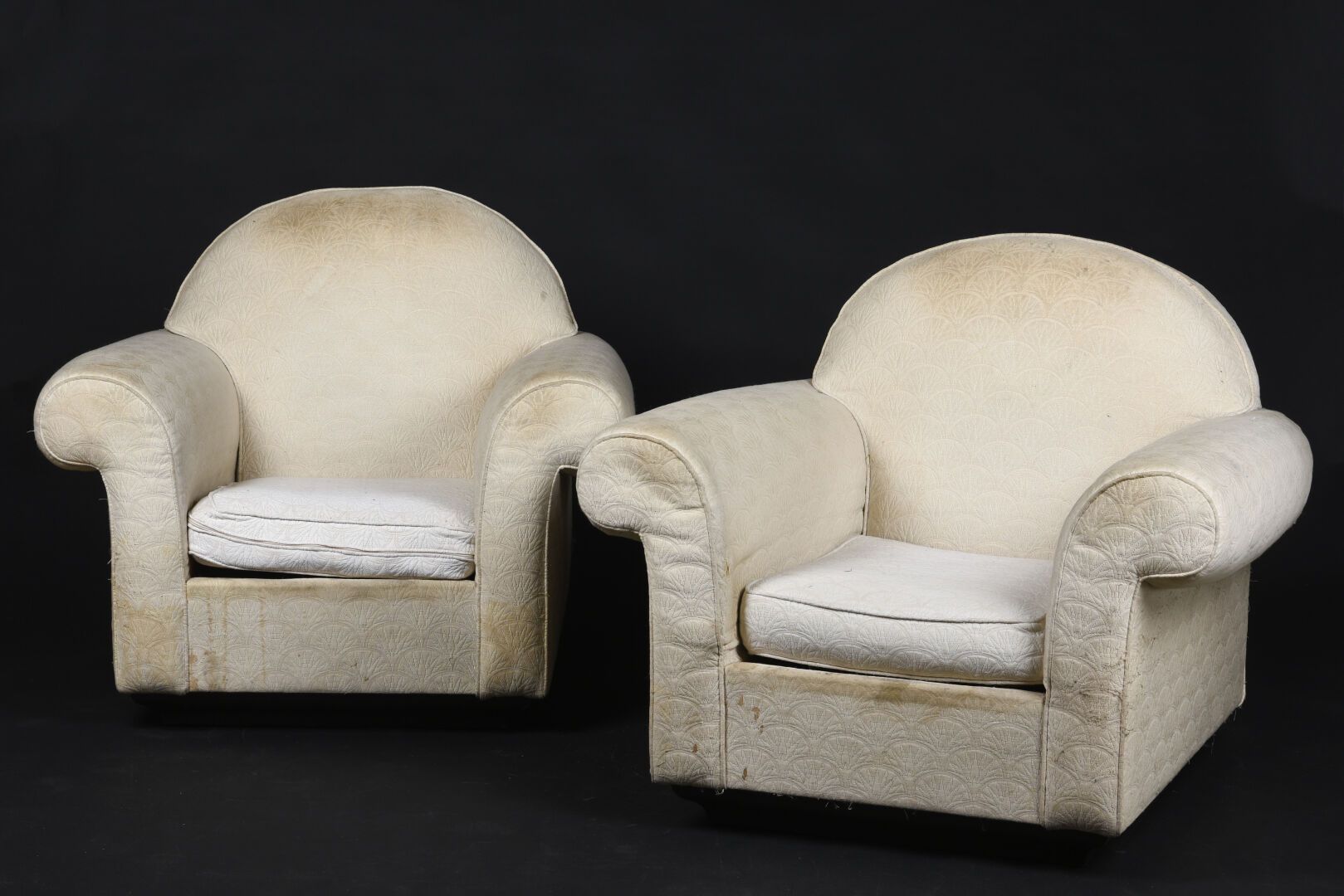 Null Jean-Charles MOREUX (1889-1956) 



Paire de larges fauteuils club reposant&hellip;