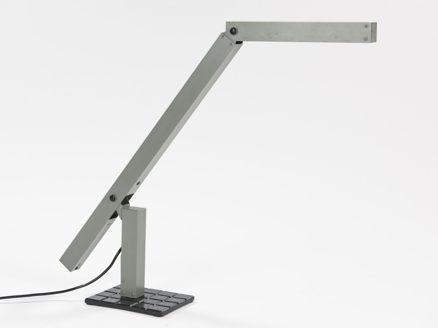 Null TRAVAIL D'ARCHITECTE

Lampe de table à base rectangulaire en fonte laqué no&hellip;