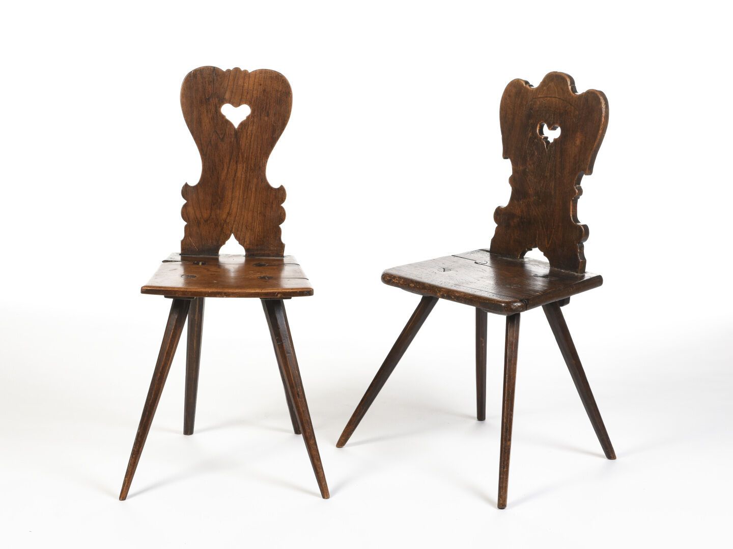 Null TRAVAIL SAVOYARD 

Suite de deux chaises en chêne massif à dossier sculpté &hellip;