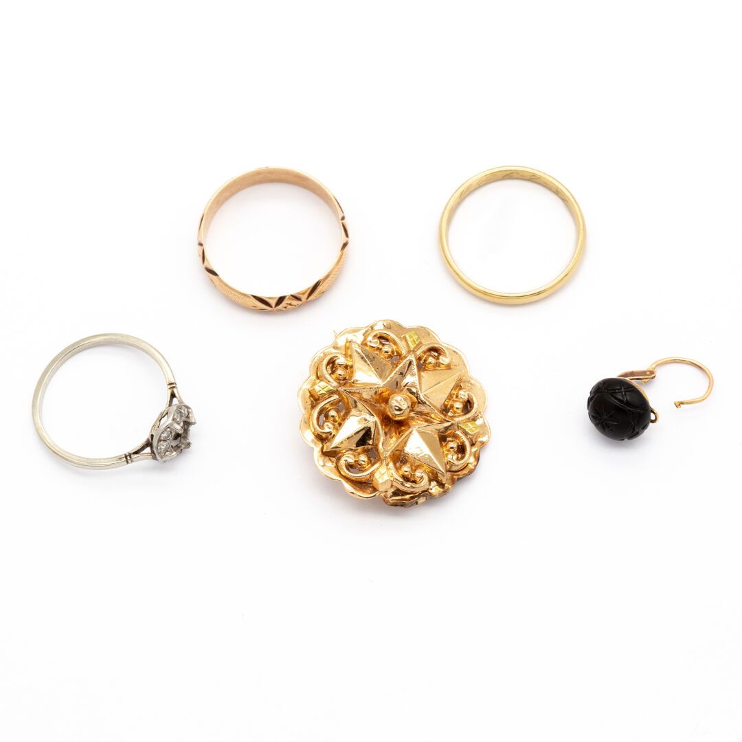 Null Lot aus 18 Karat Gold (750): 2 Eheringe aus Gelbgold, 1 Ring aus Weißgold, &hellip;