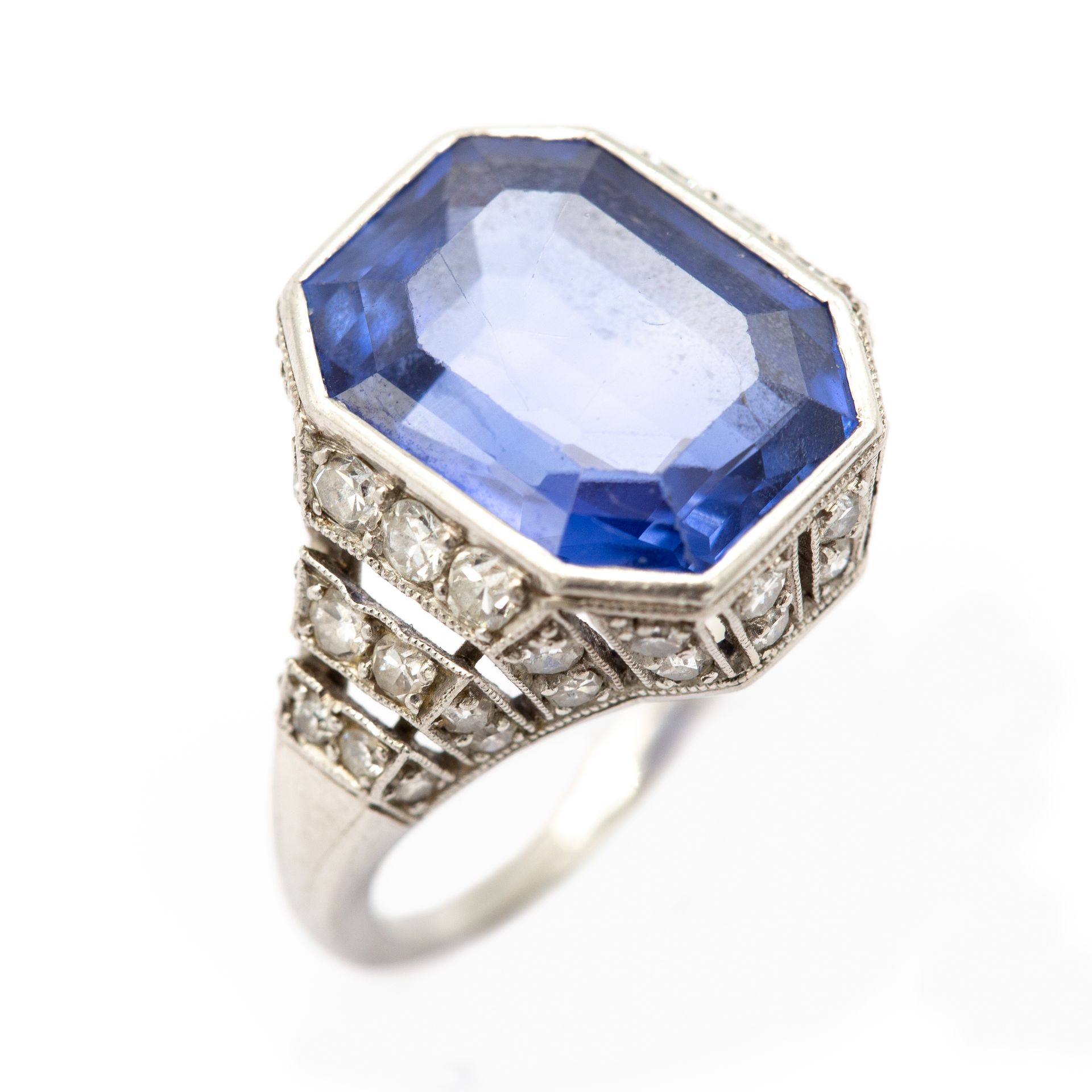 Null 约1930年的铂金戒指，镶嵌着一颗约10克拉的锡兰矩形切割的天然蓝色活力蓝宝石。

镂空花篮，镶嵌钻石。

2022年7月8日的法国宝石学实验室392&hellip;