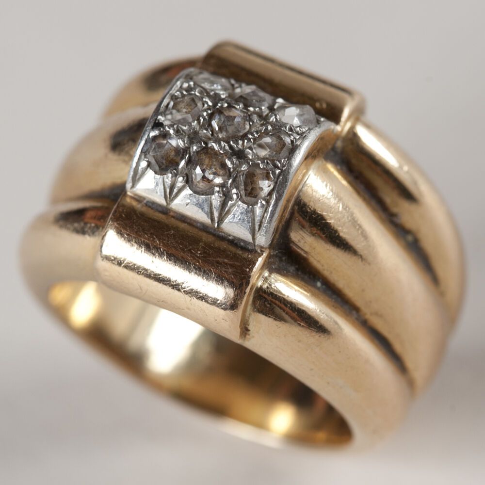 Null 重要的铂金和18K黄金戒指，有3个风铃和钻石镶嵌的桥。

约1940年。

重量 : 10,90 g

TDD 54 

马斯卡龙/英博