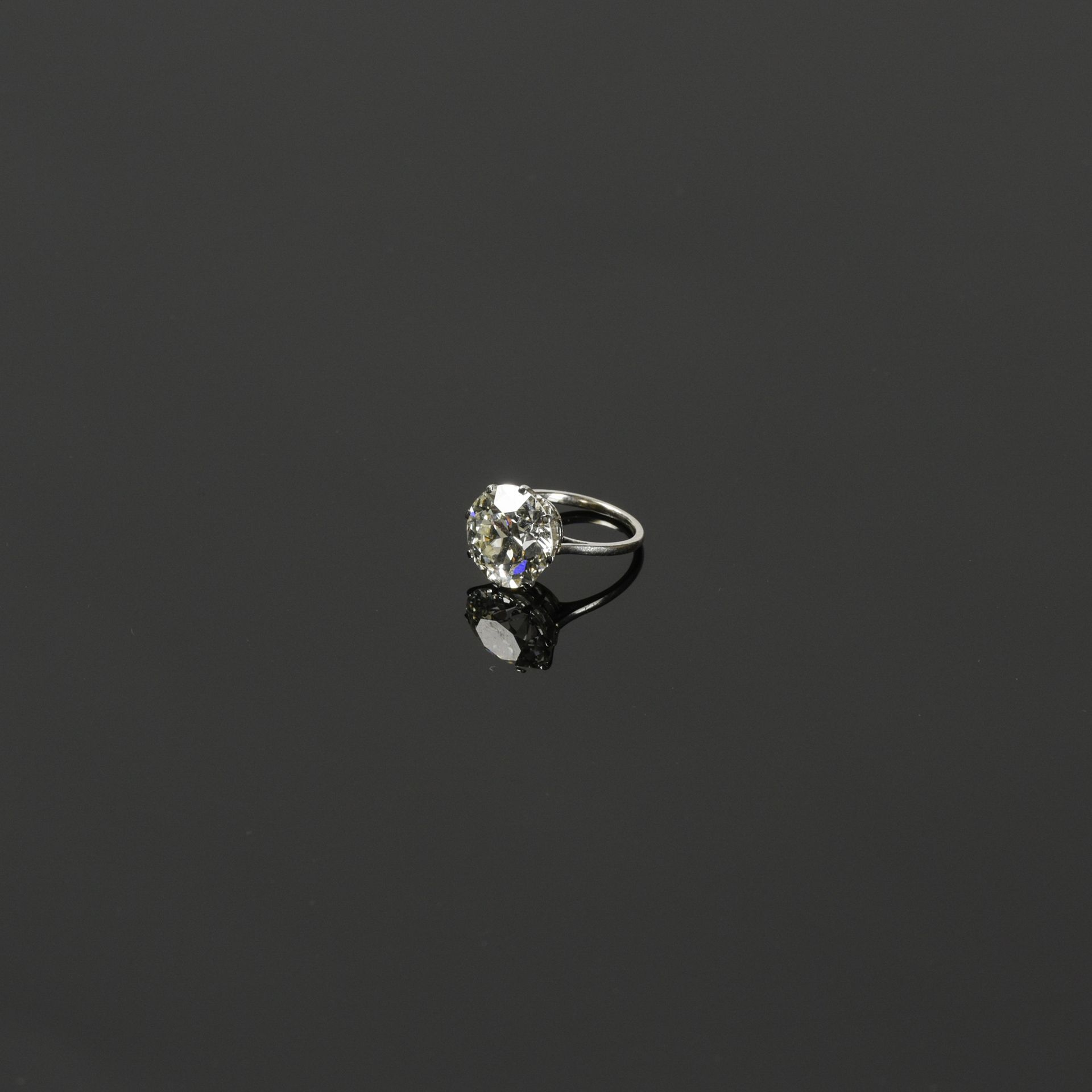 Null Bague en platine ornée d'un diamant taille ancienne de 7,60 carats avec cer&hellip;