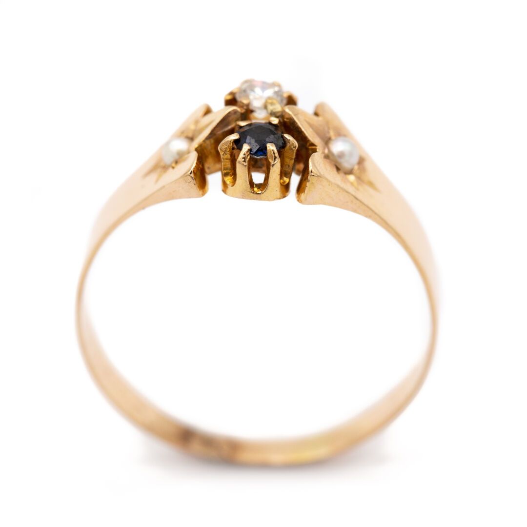 Null 古董18K粉红金戒指，镶有半颗珍珠、一颗蓝宝石和一颗钻石。

重量 : 1,80 g

TDD 56 

马