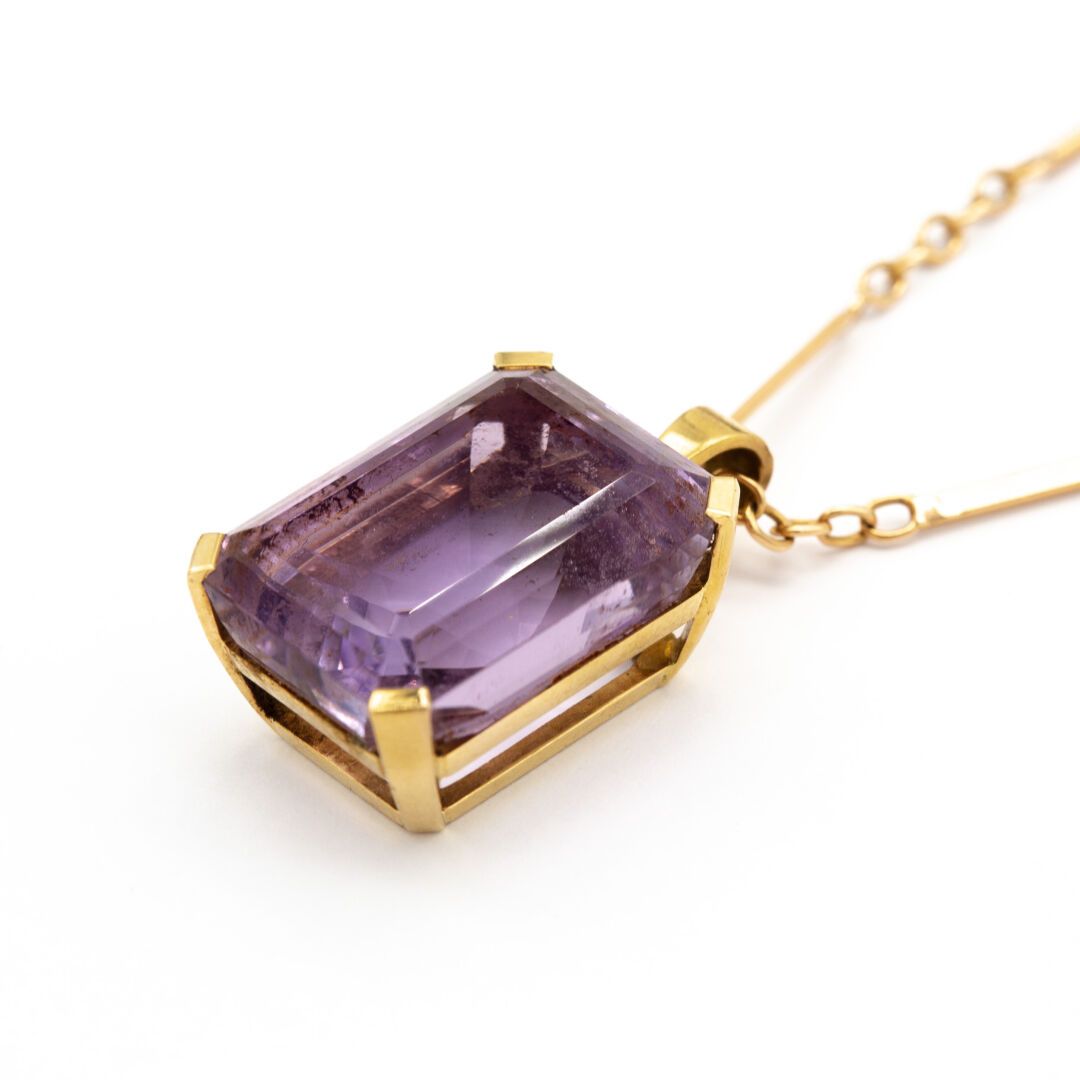 Null Yellow gold (750) 18K chain with batonnet links holding a large amethyst pe&hellip;