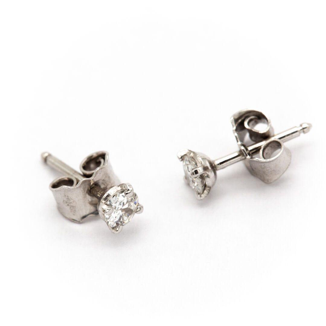 Null Pair of earrings in 18K white gold (750) with diamonds. 

Total weight of d&hellip;