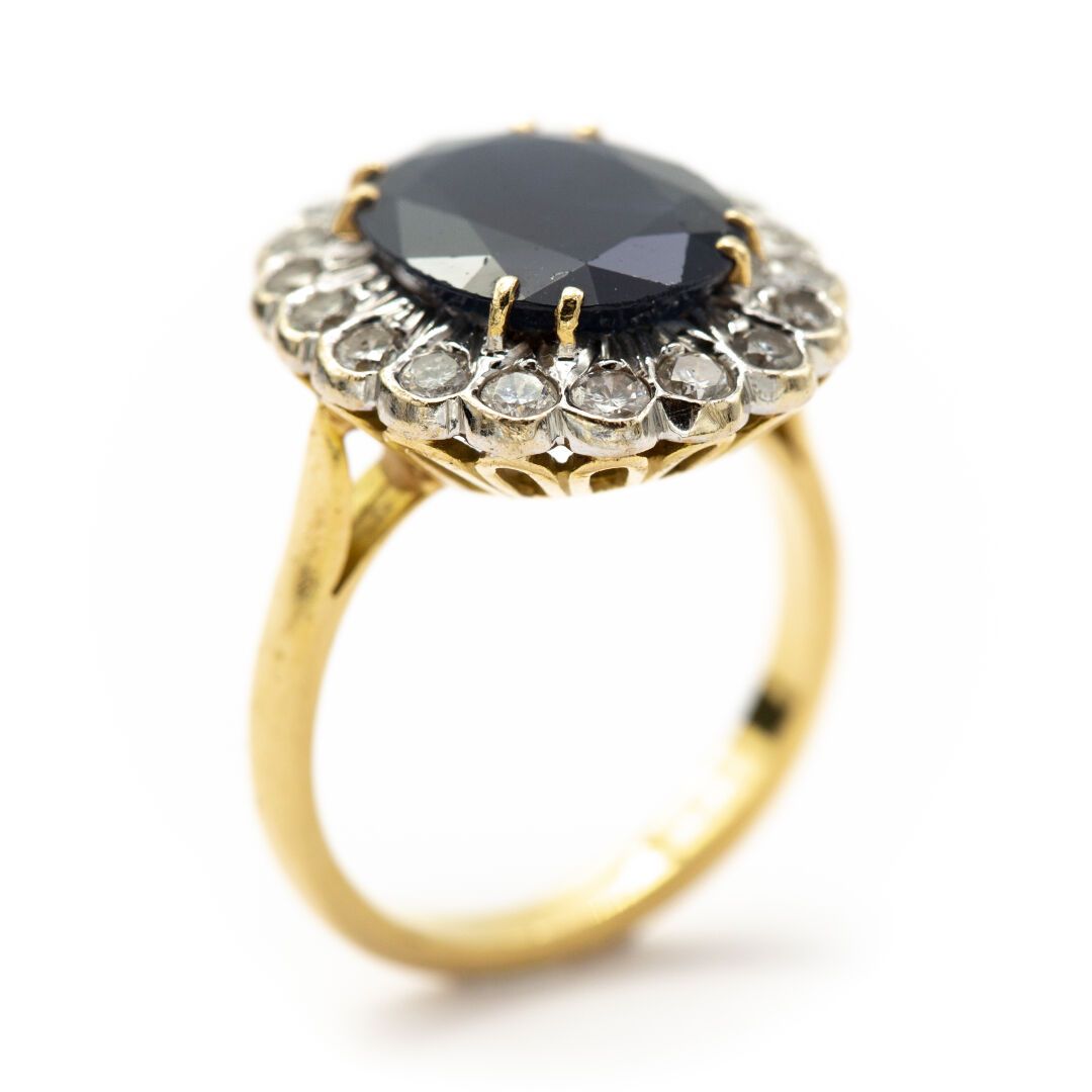 Null Importante anillo de oro amarillo de 18 quilates engastado con un zafiro ov&hellip;