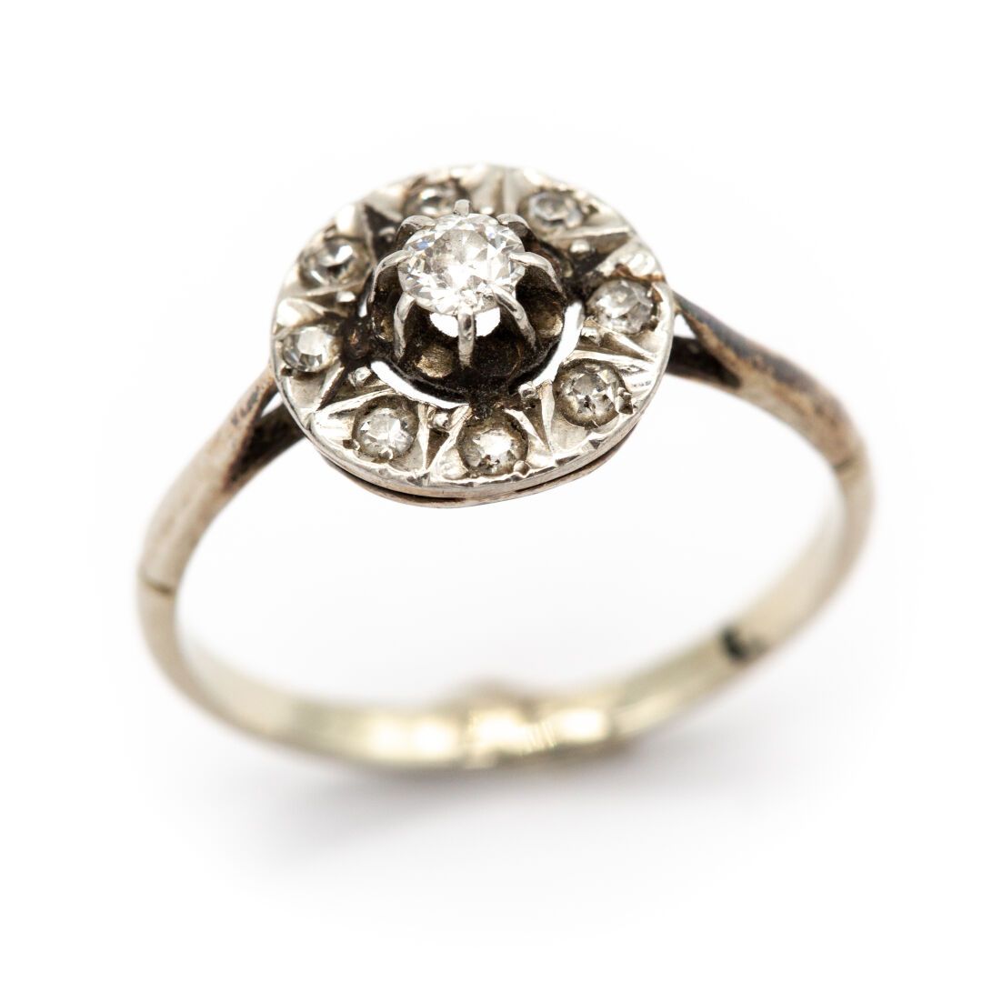 Null Ring aus Weißgold und Platin (750) 18K Korolla, mit Diamanten besetzt. In d&hellip;