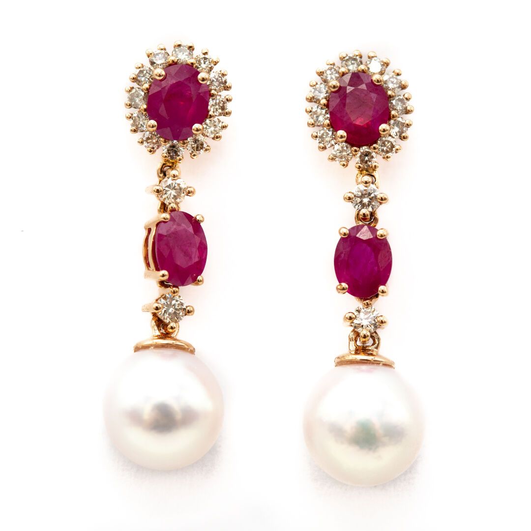 Null 一对18K粉红金耳环，两颗珍珠上面有四颗1.80克拉的红宝石和圆钻。

比利时推杆式表扣。

重量 : 4,80 g

EAGLE