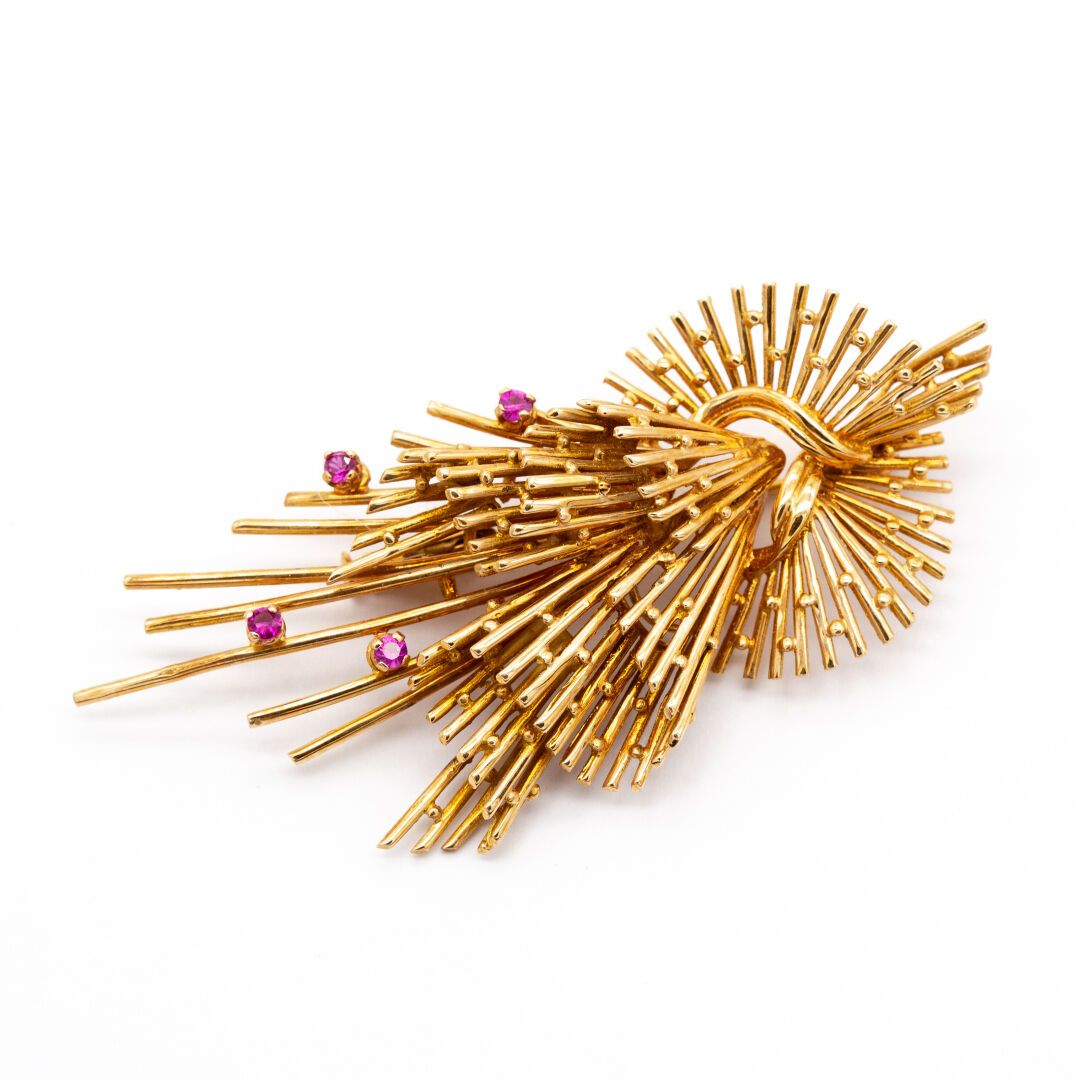 Null Brooch in 18K yellow gold featuring a bouquet of ears of corn dotted with i&hellip;