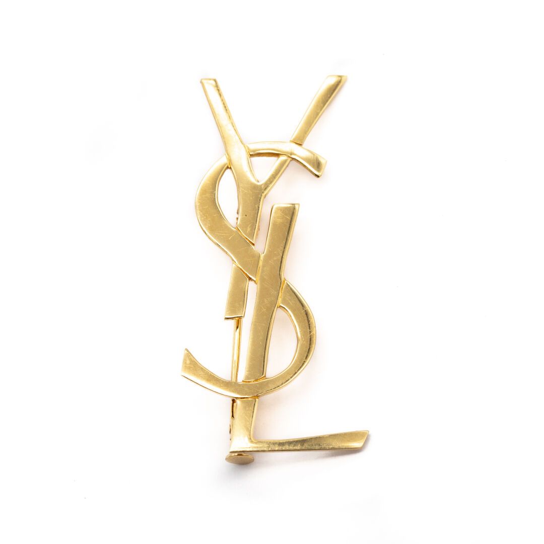 Null Brooch in 18K yellow gold (750) YVES SAINT LAURENT, forming the initials. 
&hellip;