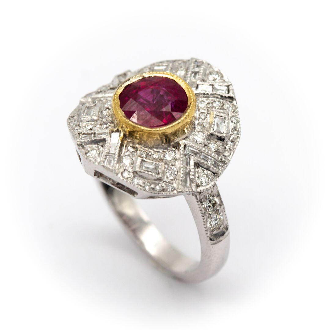 Null 18K白金戒指，在一篮子校准的钻石和钻石上镶嵌了一颗圆形红宝石。

重量 : 7,50 g

TDD 54 

HIBOU