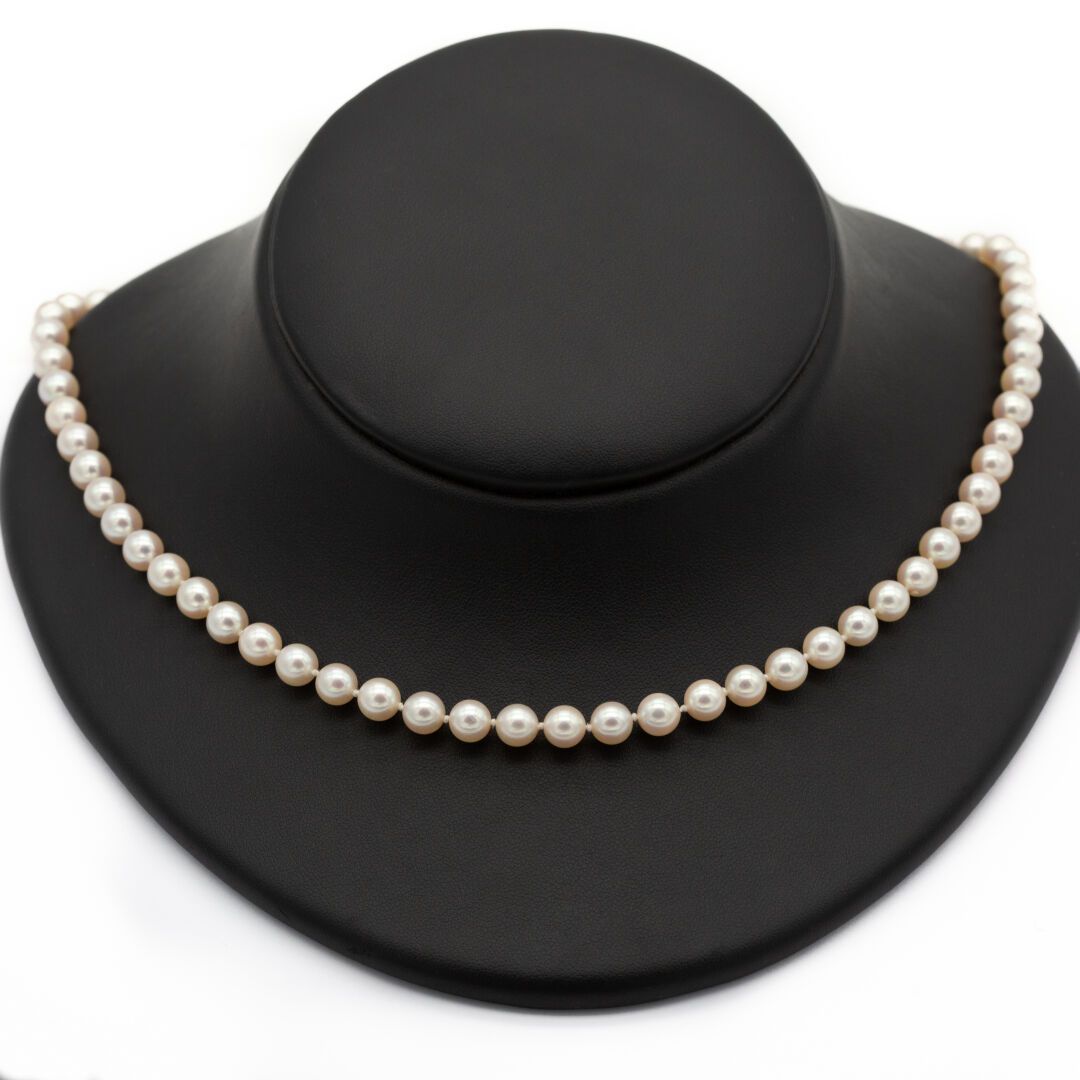 Null Necklace one row of cultured pearls of the same diameter 7 to 6.7 mm. 

Cla&hellip;