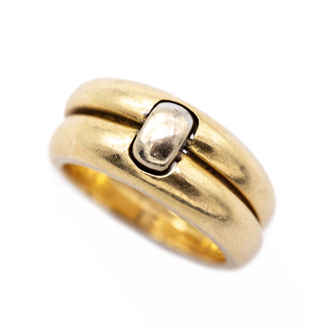 Null A ROURE签名。黄金（750）18K双环戒指，由白金半颗珍珠连接。

重量 : 12,40 g

TDD : 51

EAGLE