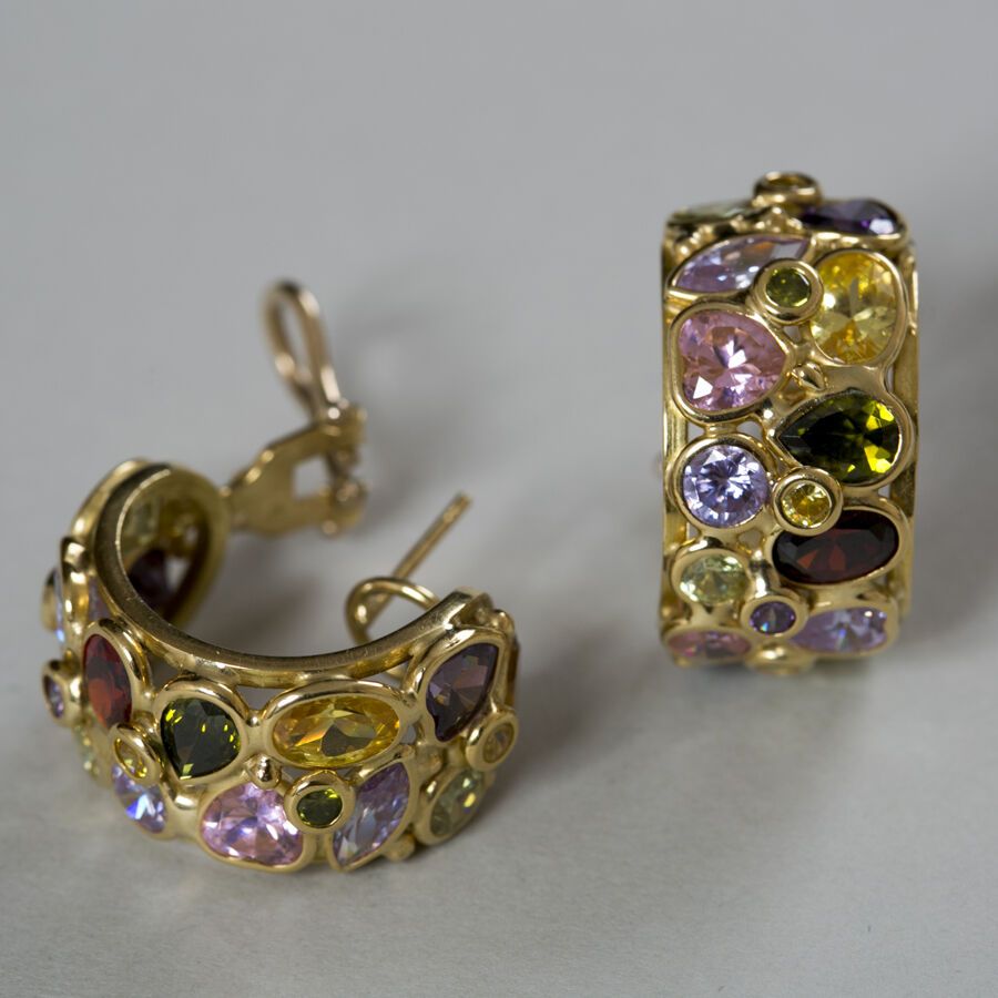 Null 彩色碧玺图案的黄金耳环一对，镶嵌在扣子上。 

重量：19,20克。 

HIBOU
