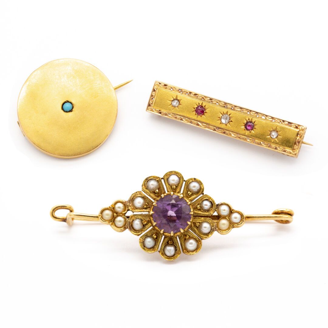 Null 三枚18K黄金胸针：1个以绿松石为中心的花冠，1个镶有红宝石和玫瑰的发夹，1个以紫水晶为中心的珍珠花。

重量 : 8,90 g

EAGLE / 贝&hellip;
