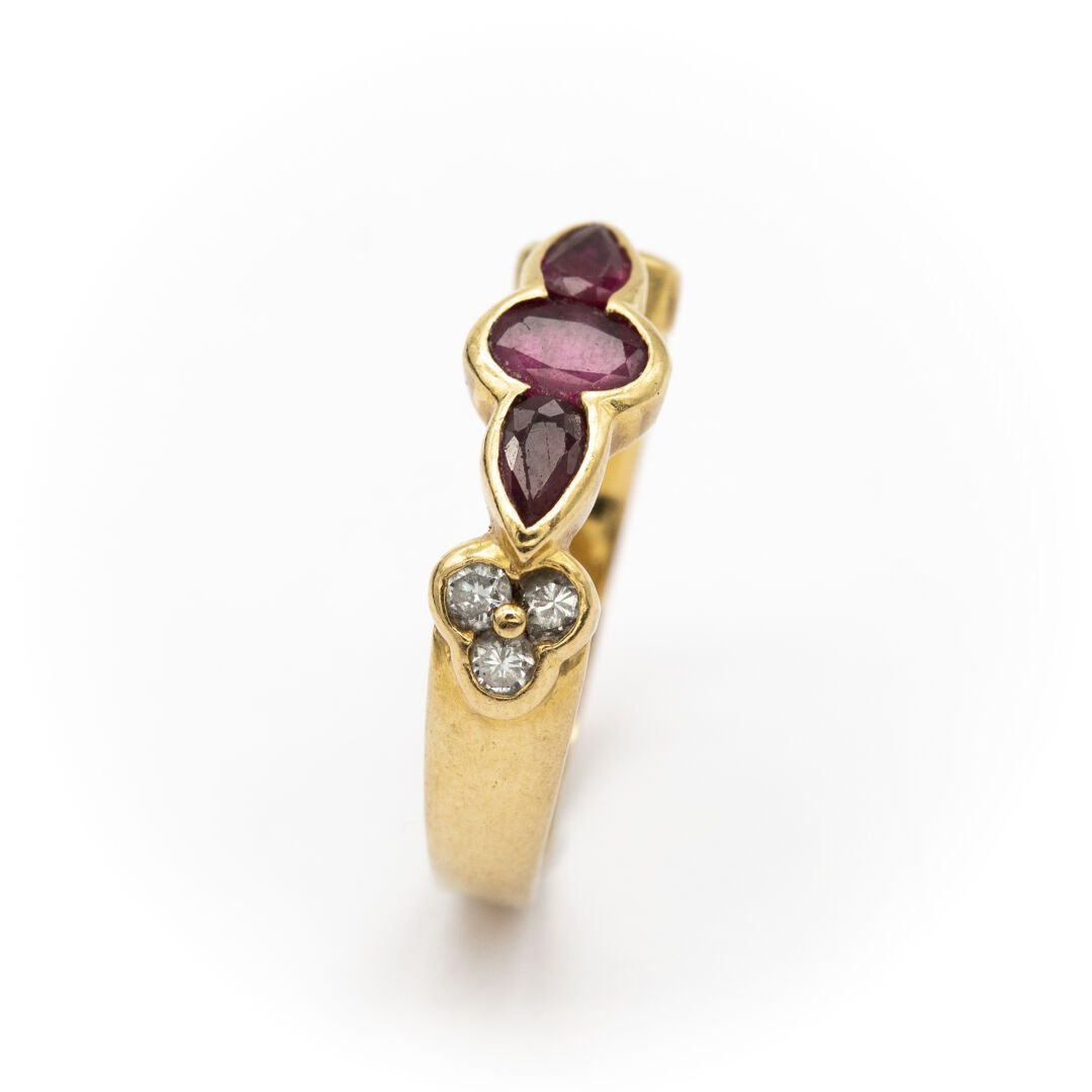 Null Yellow gold (750) 18K ring set with an oval ruby between two navette rubies&hellip;