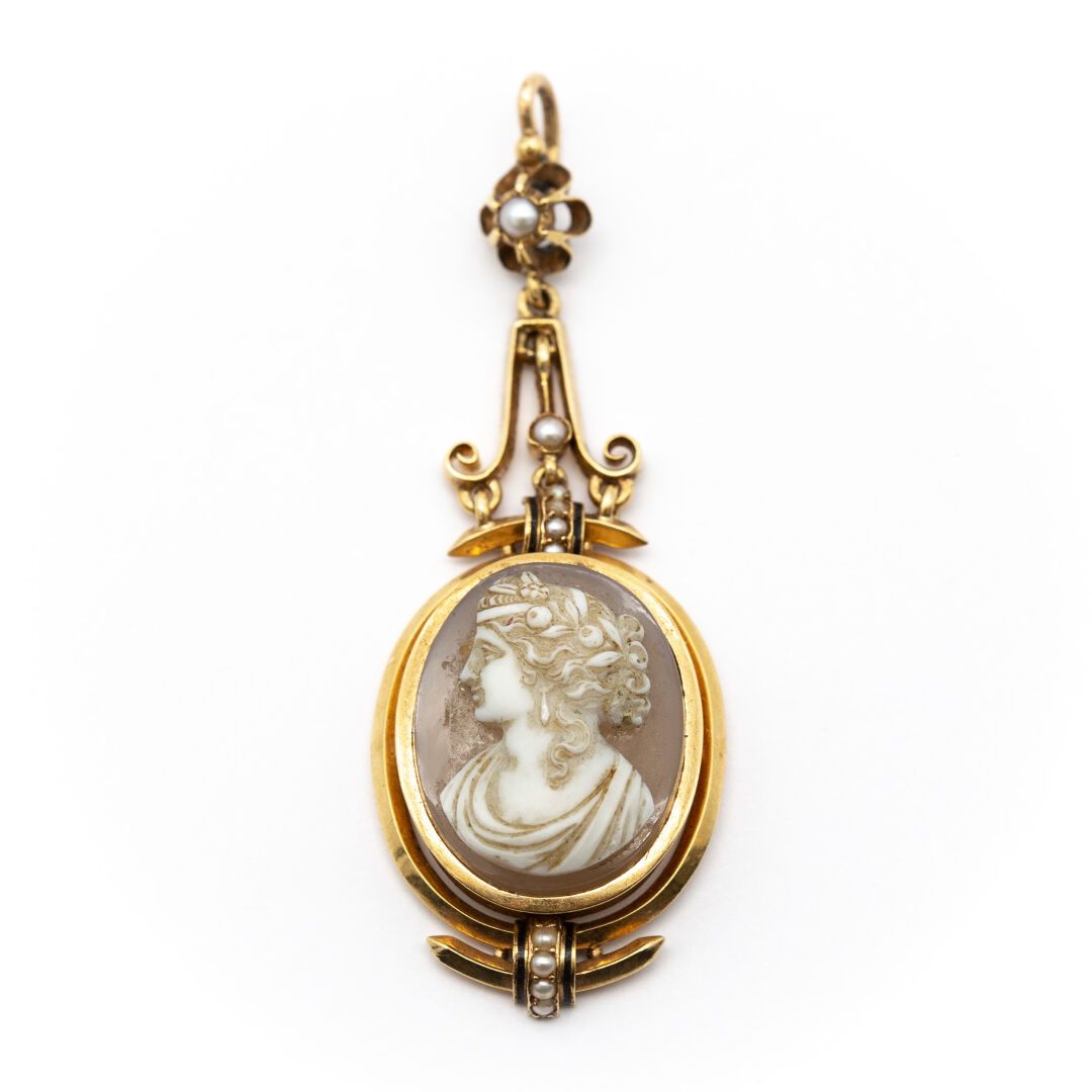 Null 18K黄金吊坠，链节上镶有半颗珍珠，并以黑色珐琅强化，手持两层玛瑙浮雕（扣子下有小焊点）。

毛重：7.10克 

HIBOU