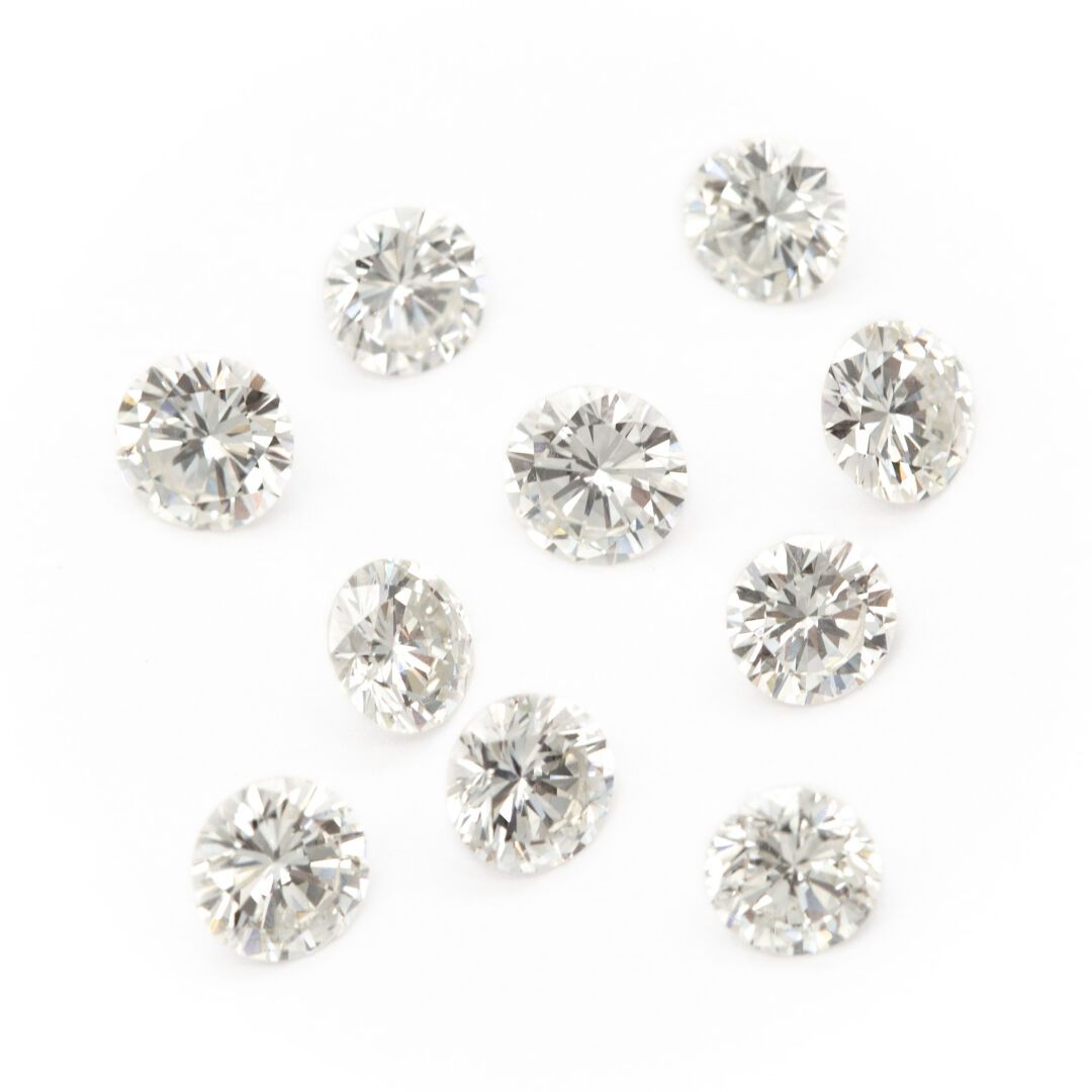 Null 10 diamants taille moderne pour un poids total de 3,18 carats environ. Mont&hellip;