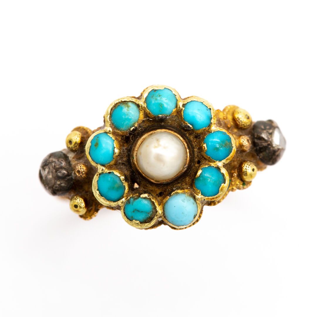 Null Ring aus 18 Karat Gelbgold (750), Türkismargerite mit einer halben Perle in&hellip;