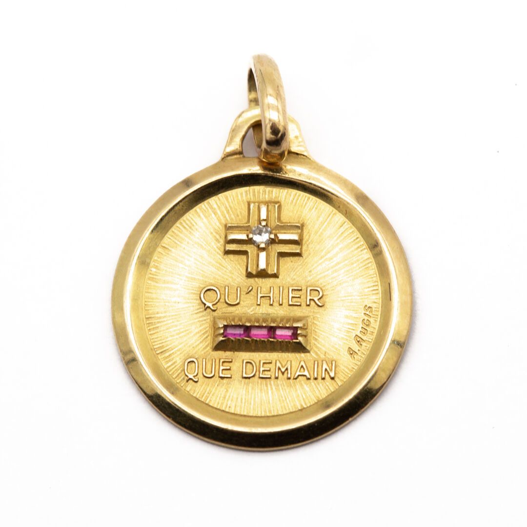 Null A. AUGIS. Médaille amour en or jaune (750) 18K ornée d'un diamant et de cal&hellip;
