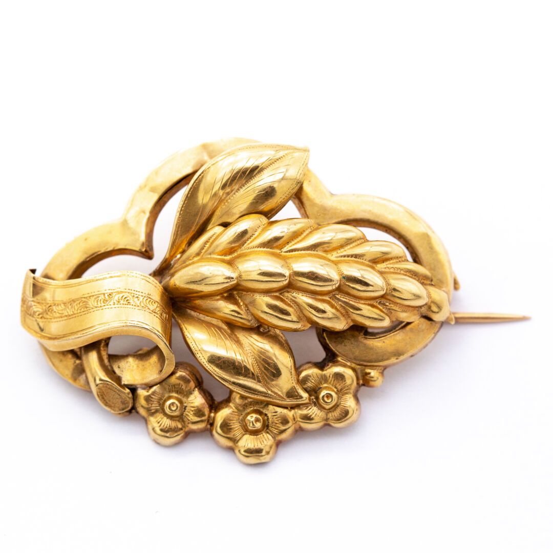 Null Brooch in yellow gold (750) 18K, stamped, representing an ear of wheat. 

W&hellip;