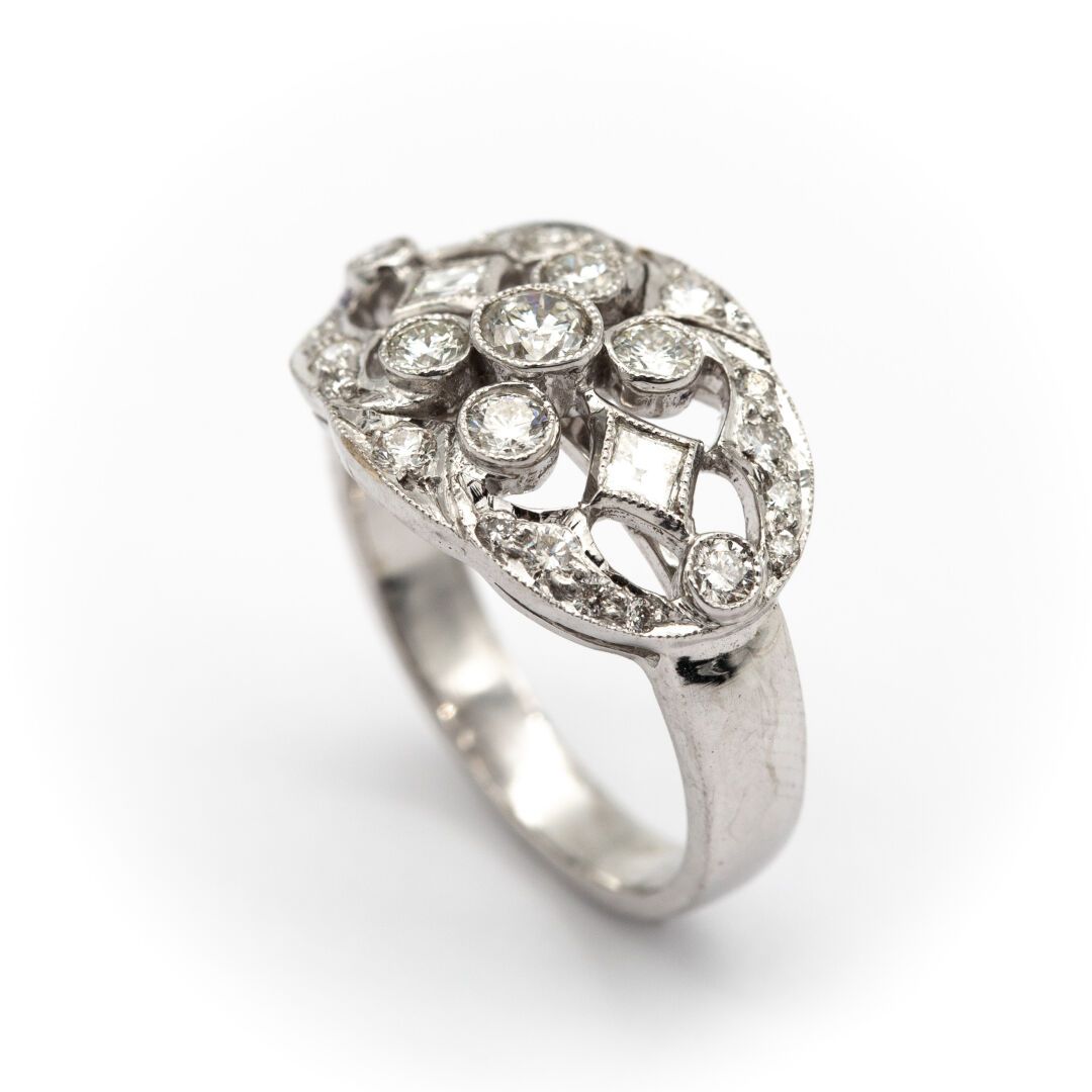 Null 18K白金（750）戒指，椭圆形镂空花篮，镶嵌钻石。

重量 : 6,70 g

TDD 53 

HIBOU